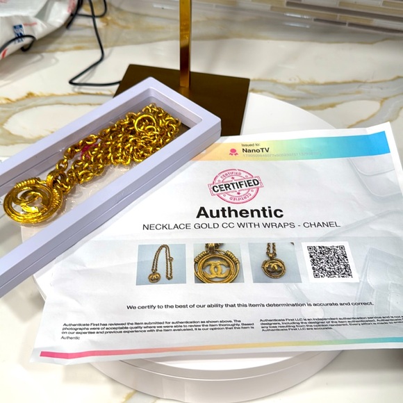 Vintage CHANEL GOLD CC WITH WRAPS 24K plated and pristine condition, WITH COA - Picture 5 of 5